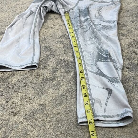 ALO YOGA Airbrushed Performance Capri Leggings White Gray Swirl Marble Sz XS - Picture 8 of 12